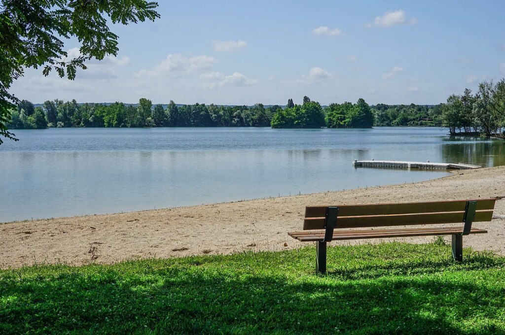 Un banc face au lac des Forestières du Lac